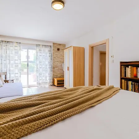 Small Karidi In Front Of The Sea Tatil Evi